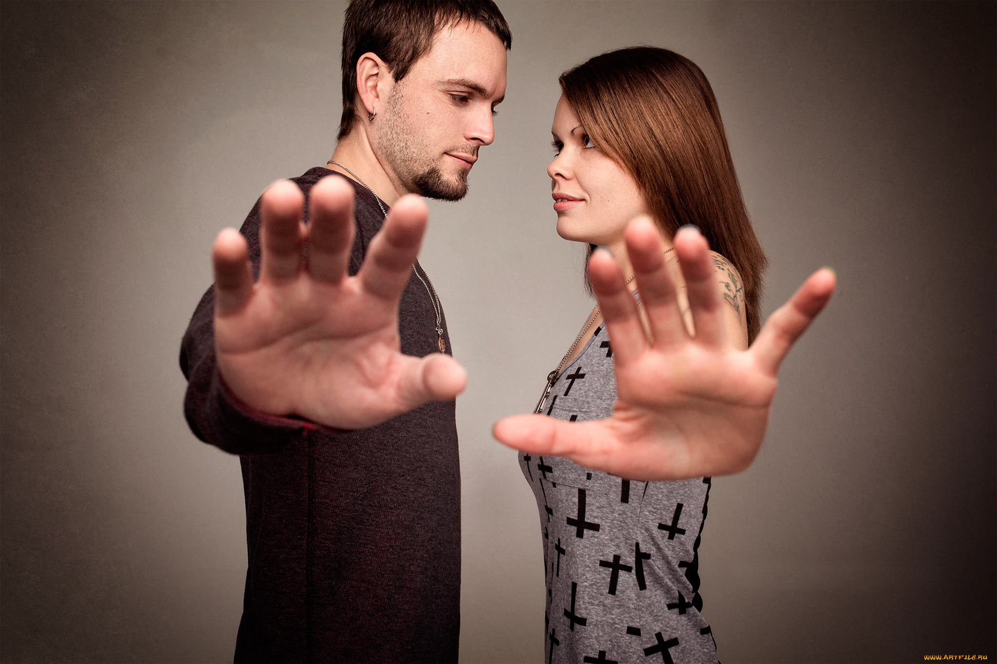 Выяснение отношений между. Мужская и женская ладонь. Руки мужчины и женщины. Женщина в ладонях мужчины. Мужская и женская рука вместе.